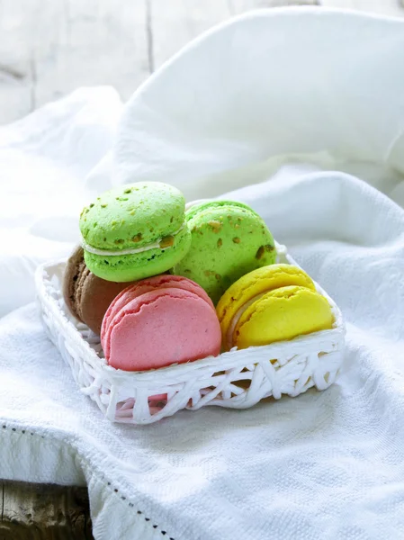 Biscoitos macaroon multicoloridos, pastelaria tradicional francesa — Fotografia de Stock