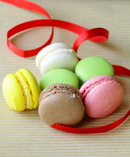Multicolored macaroon cookies, traditional French pastries — Stock Photo, Image