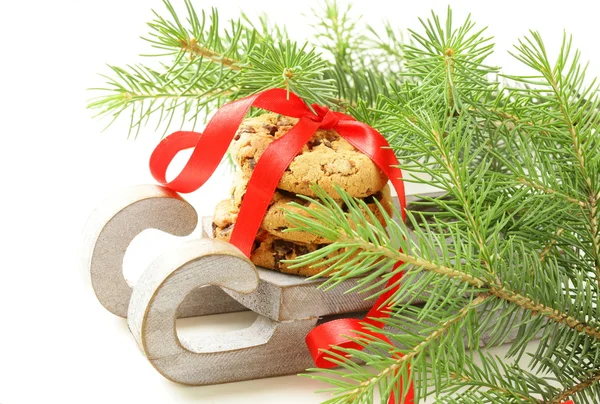 Weihnachtsplätzchen mit roter Schleife und grüner Tanne — Stockfoto