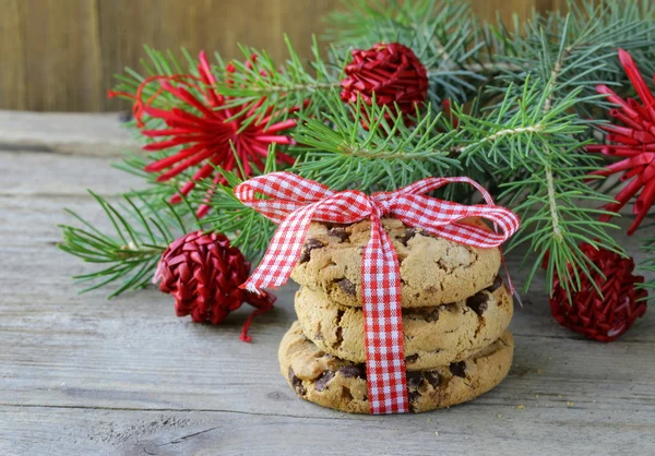 Biscoitos de Natal com fita vermelha e abeto verde — Fotografia de Stock