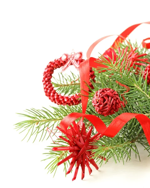 Vánoční zelená jedle větve stromů s krásným zdobením — Stock fotografie