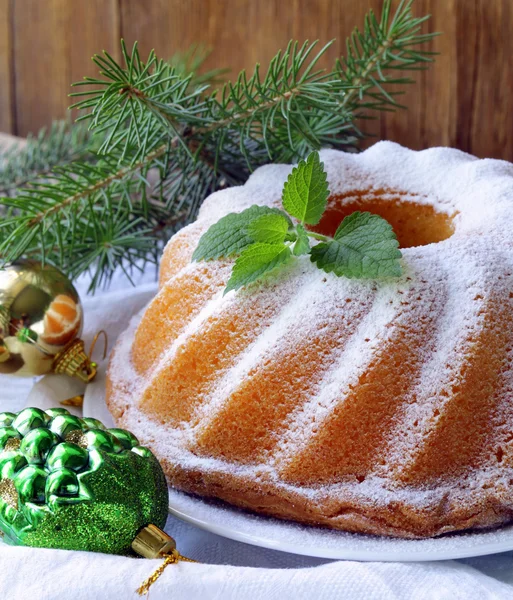 圣诞圆海绵蛋糕与覆盆子 — 图库照片
