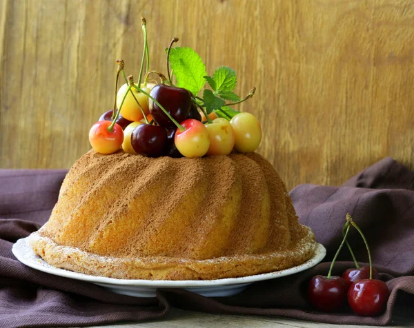 Round sponge cake with berries cherry — Stock Photo, Image