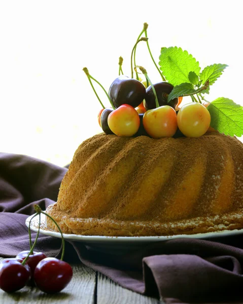 Pastel de esponja redonda con bayas cereza —  Fotos de Stock