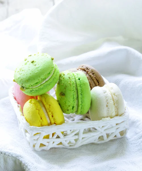Разноцветное печенье из макарон, традиционная французская выпечка — стоковое фото