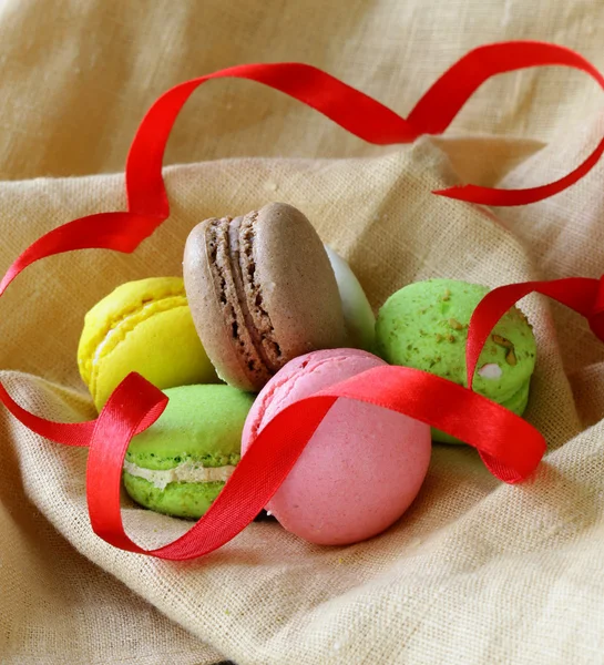 Galletas macarrones multicolores, pasteles franceses tradicionales — Foto de Stock