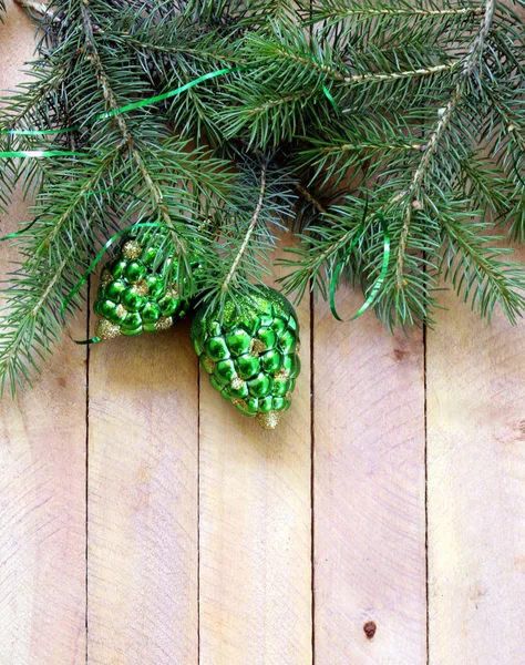 Ramas de abeto verde de Navidad con hermosas decoraciones —  Fotos de Stock