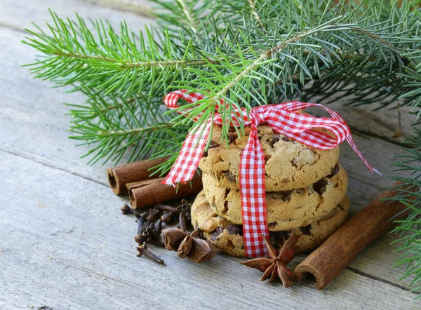 Biscoitos de Natal com fita vermelha e abeto verde — Fotografia de Stock