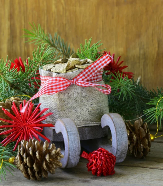 La composición de Navidad - el trineo de madera con los regalos y las ramas del abeto — Foto de Stock