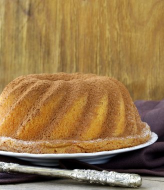 ahşap masa üzerinde şenlikli yuvarlak bisküvi pastası