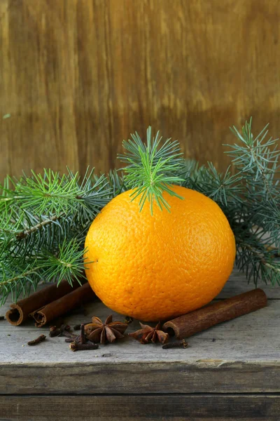 クリスマス組成 - オレンジそしてスパイスとモミの木 — ストック写真