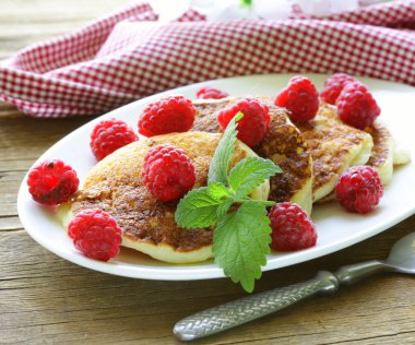 ev yapımı kek çilek ve nane - lezzetli ve sağlıklı bir kahvaltı