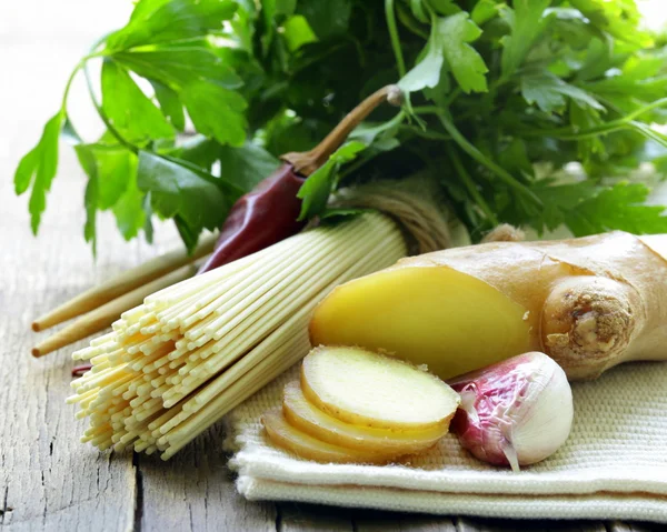 Asian Still life - mi, jahe, bawang putih dan cabai — Stok Foto