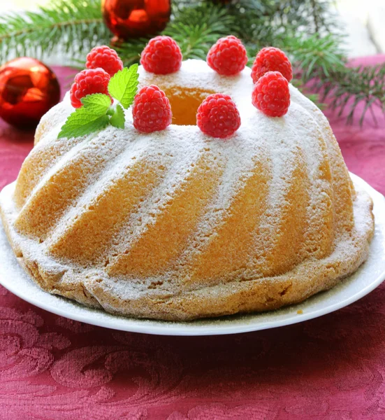 Pastel de esponja redonda de Navidad con frambuesas —  Fotos de Stock