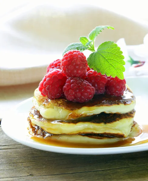 Homemade pancakes with berries and mint - a delicious and healthy breakfast — Stock Photo, Image