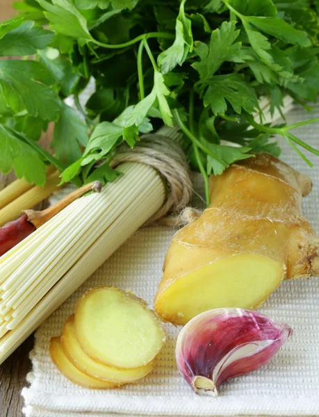 Bodegón asiático - tallarines, jengibre, ajo y chile — Foto de Stock