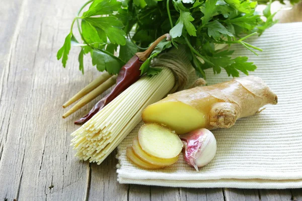 Natura morta asiatica - tagliatelle, zenzero, aglio e peperoncino — Foto Stock