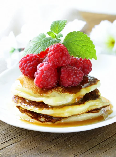 Panquecas caseiras com bagas e hortelã - um delicioso e saudável café da manhã — Fotografia de Stock