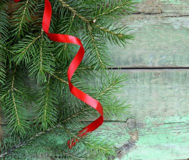 yeşil çam ağacı dalları Noel ahşap arka plan olduğunu