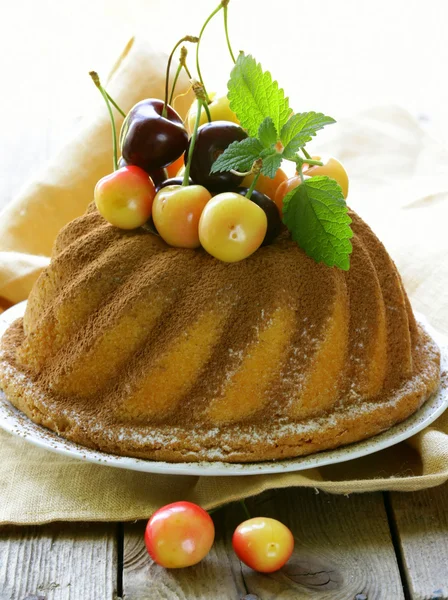 Bolo de esponja redondo com cereja de bagas — Fotografia de Stock