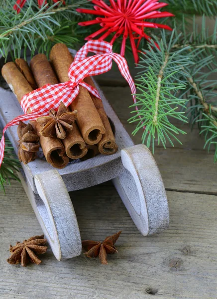 Weihnachtskomposition - ein Holzschlitten mit Geschenken und Tannenzweigen — Stockfoto