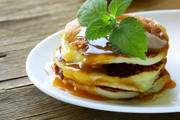 Домашні млинці з карамельним сиропом - смачний і здоровий сніданок — стокове фото