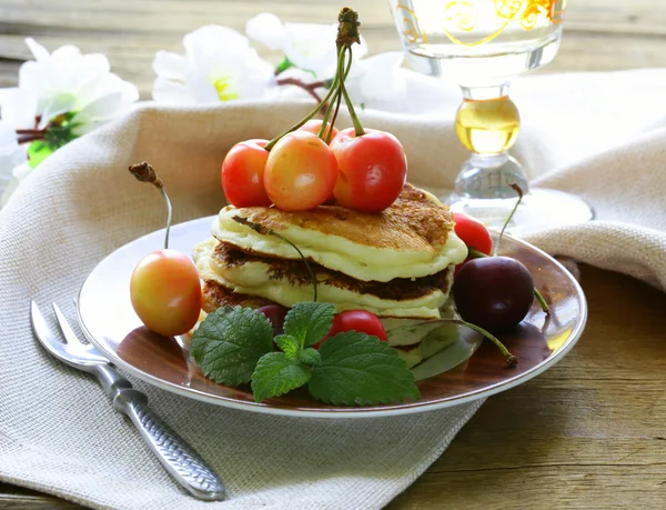 Panquecas caseiras com bagas e hortelã - um delicioso e saudável café da manhã — Fotografia de Stock