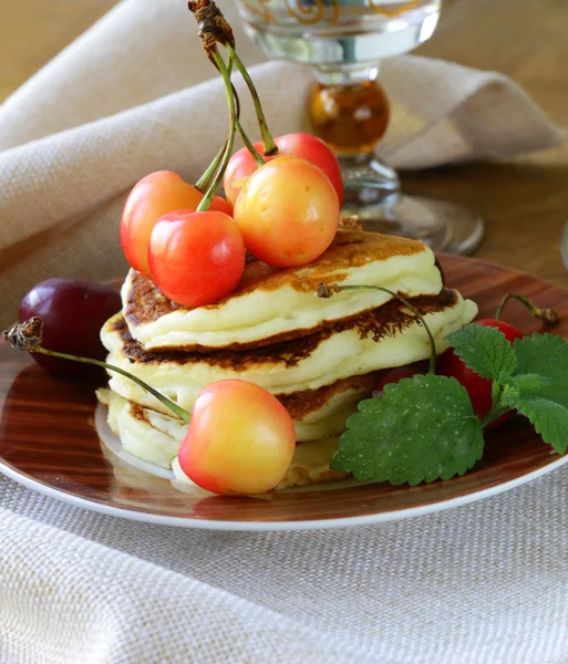 Homemade pancakes with berries and mint - a delicious and healthy breakfast — Stock Photo, Image