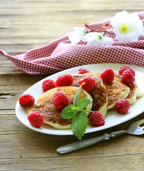 与浆果和薄荷-自制煎饼美味和健康的早餐 — 图库照片