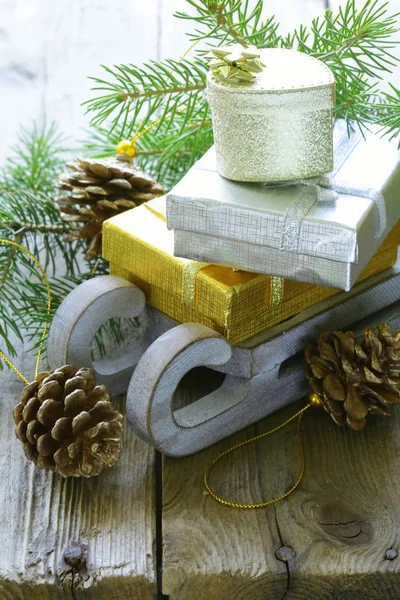 クリスマス構成 - 木製そりの贈り物とモミの木の枝します。 — ストック写真