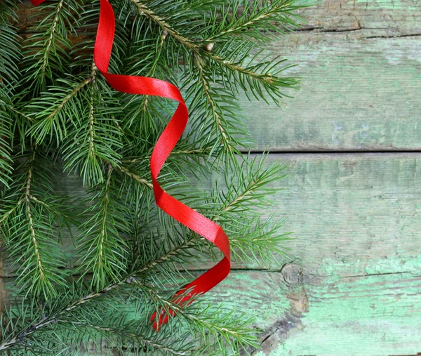 Weihnachten hölzerner Hintergrund ist grüne Tannenzweige — Stockfoto