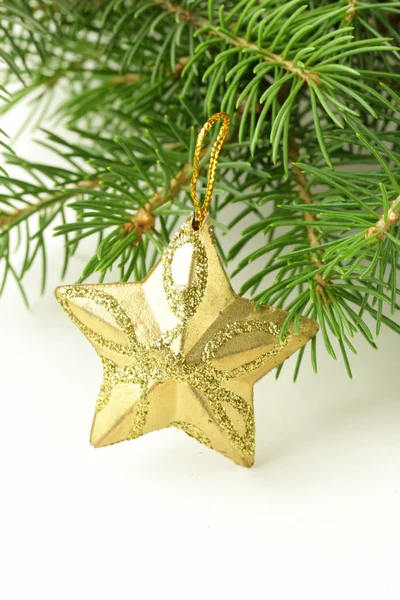 Weihnachtlich grüne Tannenzweige mit schönen Dekorationen — Stockfoto