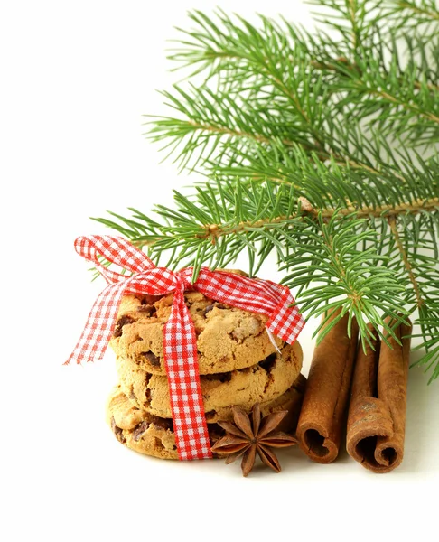 Galletas de Navidad con cinta roja y abeto verde —  Fotos de Stock