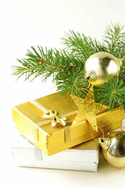 Composición navideña - regalos y ramas de abeto — Foto de Stock
