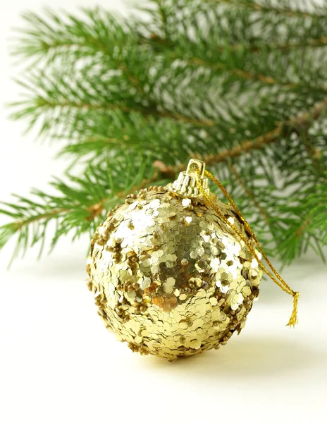 Ramas de abeto verde de Navidad con hermosas decoraciones —  Fotos de Stock