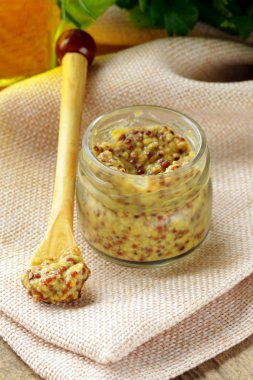 bir cam kavanoza geleneksel dijon hardalı