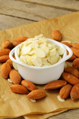 tamamen deli ve beyazlatılmış badem beyaz kase