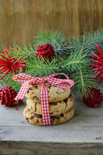 Biscoitos de Natal com fita vermelha e abeto verde — Fotografia de Stock