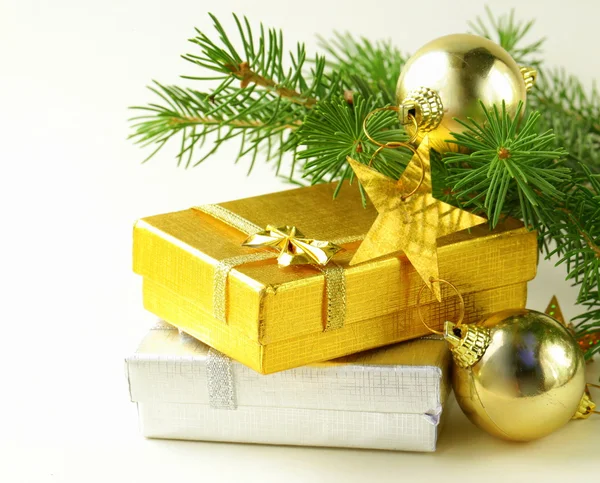 Kerstmis samenstelling - giften en Spar boomtakken — Stockfoto