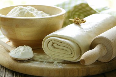 ev yapımı puf böreği ve un ahşap oyun tahtası