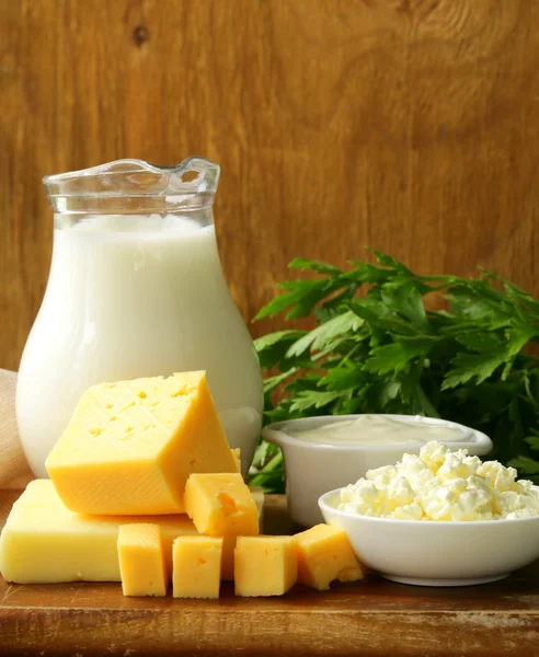 Bodegón de productos lácteos (leche, crema agria, queso, requesón) ) — Foto de Stock