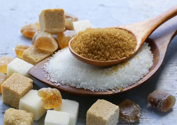 Různé druhy cukru, hnědé, bílé a rafinovaného cukru — Stock fotografie