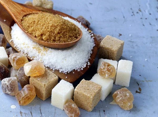 Verschiedene Zuckerarten, brauner, weißer und raffinierter Zucker — Stockfoto