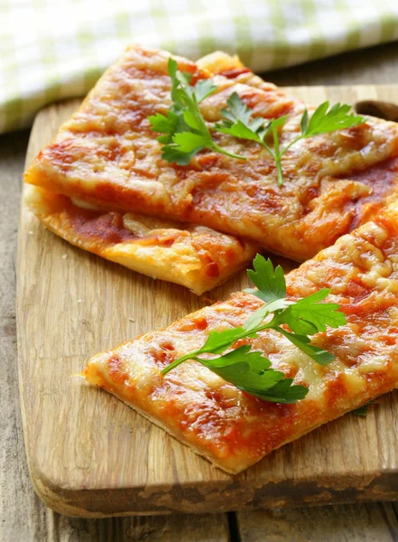 Pizza di pasta sfoglia con salsa di pomodoro e prezzemolo — Foto Stock