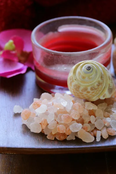 Rosa salt, ljus och handduk - spa koncept — Stockfoto