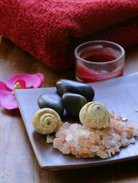 Sal rosa, vela e toalha - conceito de spa — Fotografia de Stock
