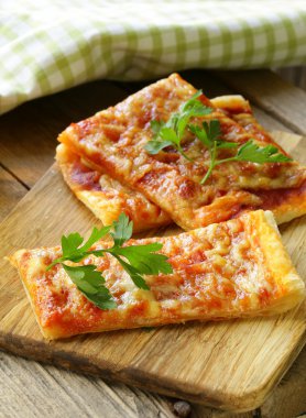 puf böreği domates sos ve maydanoz ile pizza