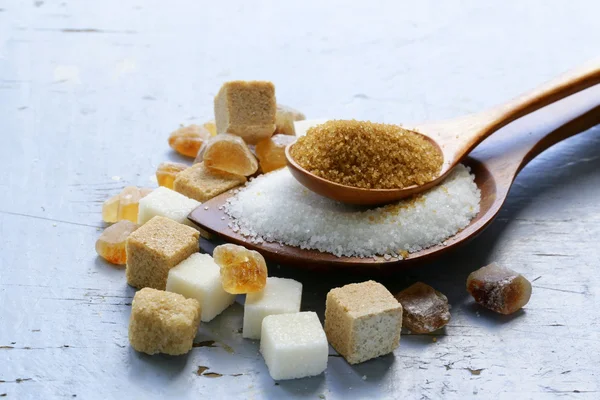 Verschiedene Zuckerarten, brauner, weißer und raffinierter Zucker — Stockfoto