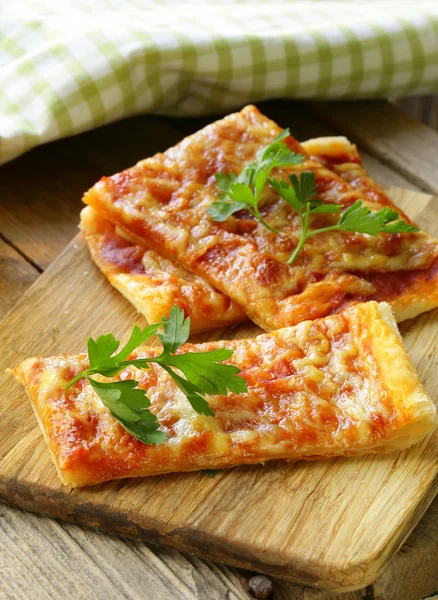Pizza, leveles tészta, Paradicsom szósz és petrezselyem — Stock Fotó