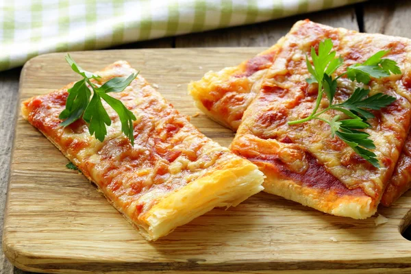 Pizza de massa folhada com molho de tomate e salsa — Fotografia de Stock